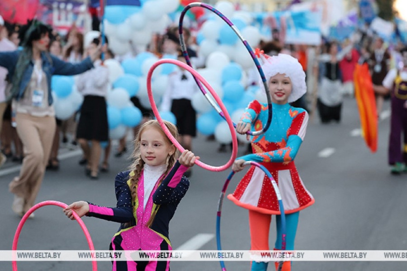 Более тысячи участников театрализованного шествия "Шагал-карнавал" прошли по улицам Витебска на "Славянском базаре"