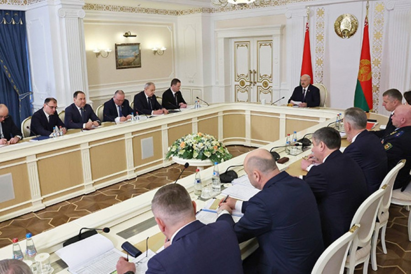 "Сколько мы тратим денег!" Лукашенко поручил скорректировать режим освещения на улицах