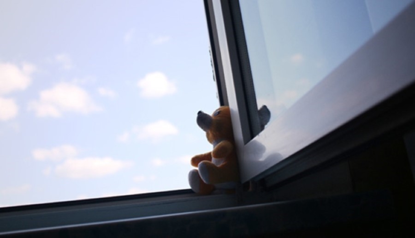 В Березино выпала из окна пятого этажа 9-летняя девочка