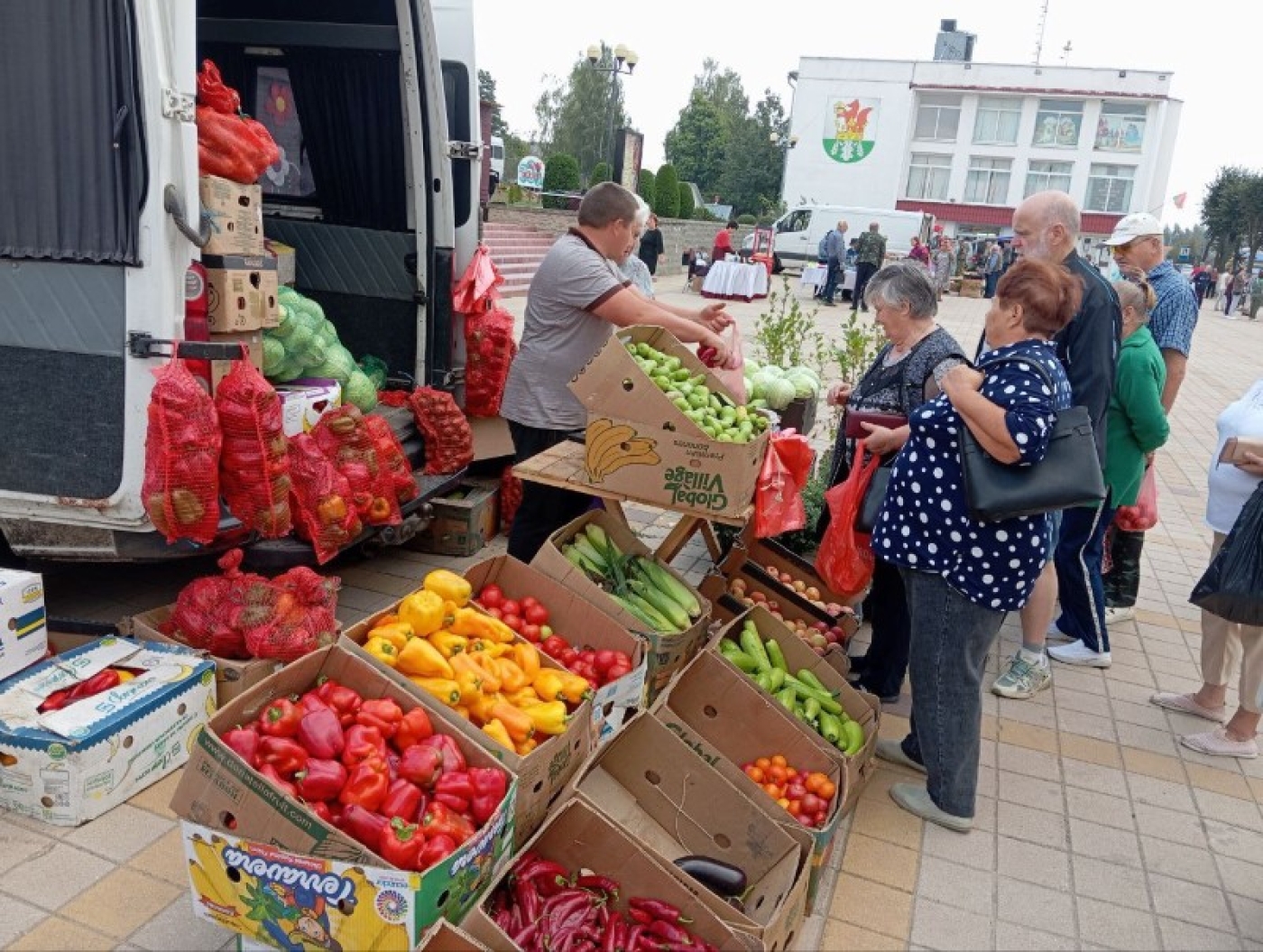 Осенняя ярмарка на городской площади собрала березинцев