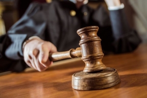 Дачник из Минска угрожал сожительнице топором