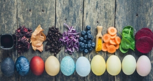 Чай, куркума и вино: модные способы окраски яиц на Пасху
