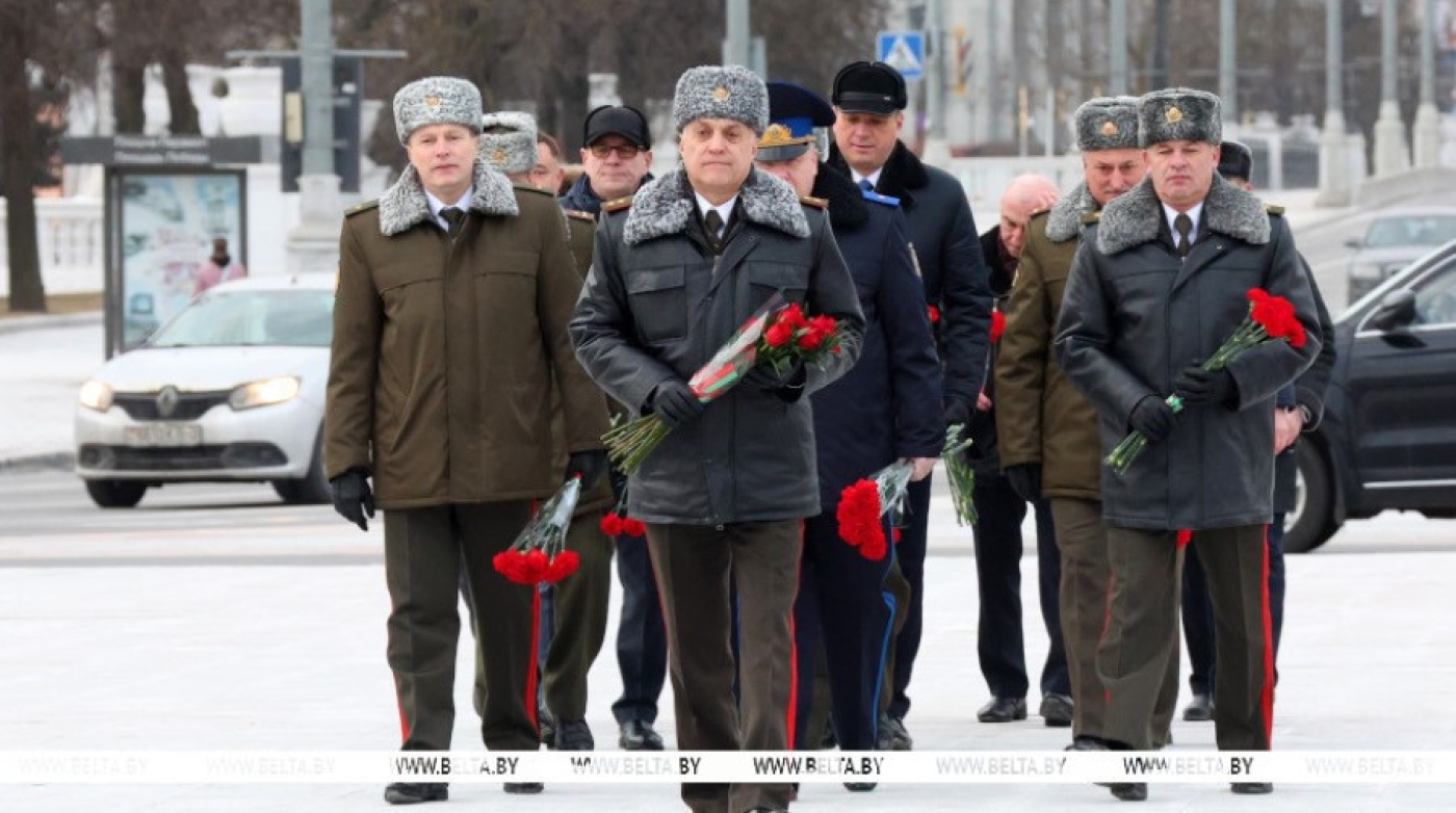В преддверии Дня защитников Отечества в Минске возложили цветы к монументу Победы