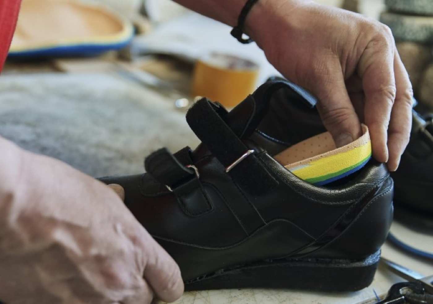 В Минтруда рассказали, где и как можно получить бесплатно специальную ортопедическую обувь и стельки
