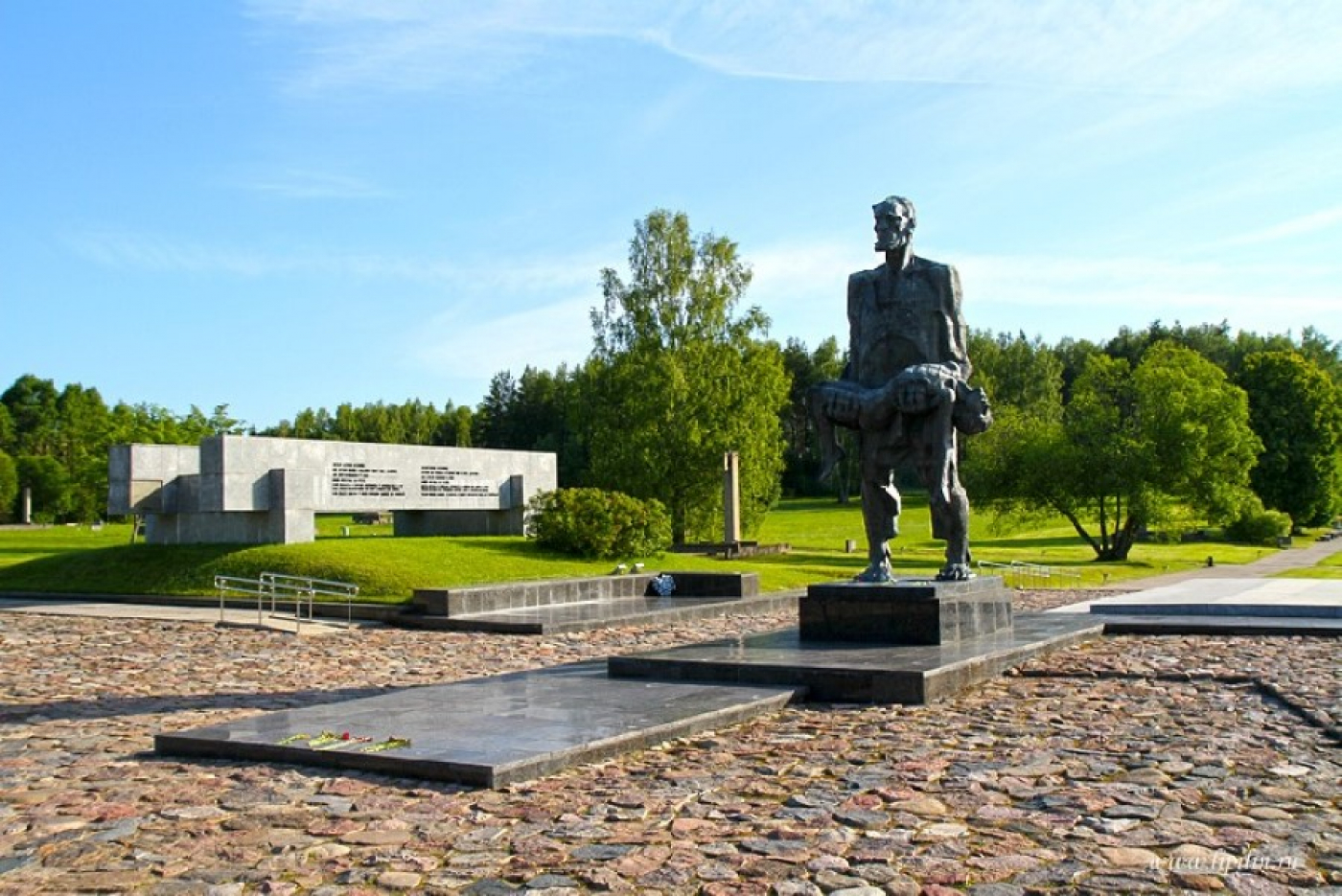 Памятники беларуси. Хатынь мемориальный комплекс. Мемориальный комплекс Хатынь Беларусь. Мемориал комплекс Хатынь. Мемориал Хатынь в Белоруссии.