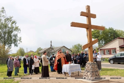 В Новинах освящён поклонный крест