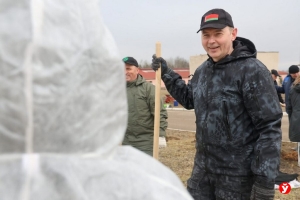 Областной субботник на фермах Минщины: Кушнаренко работает в «Нестановичах-Агро»