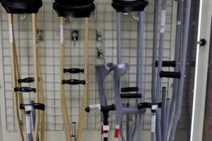 Как и где можно на время взять средства реабилитации бесплатно, рассказали в Минтруда