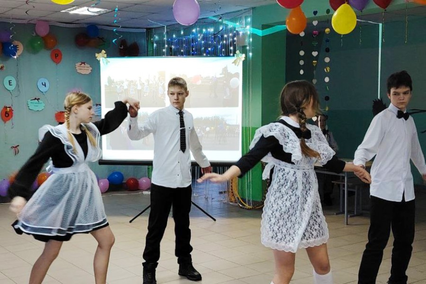 Вечер встречи выпускников прошел в поплавской школе