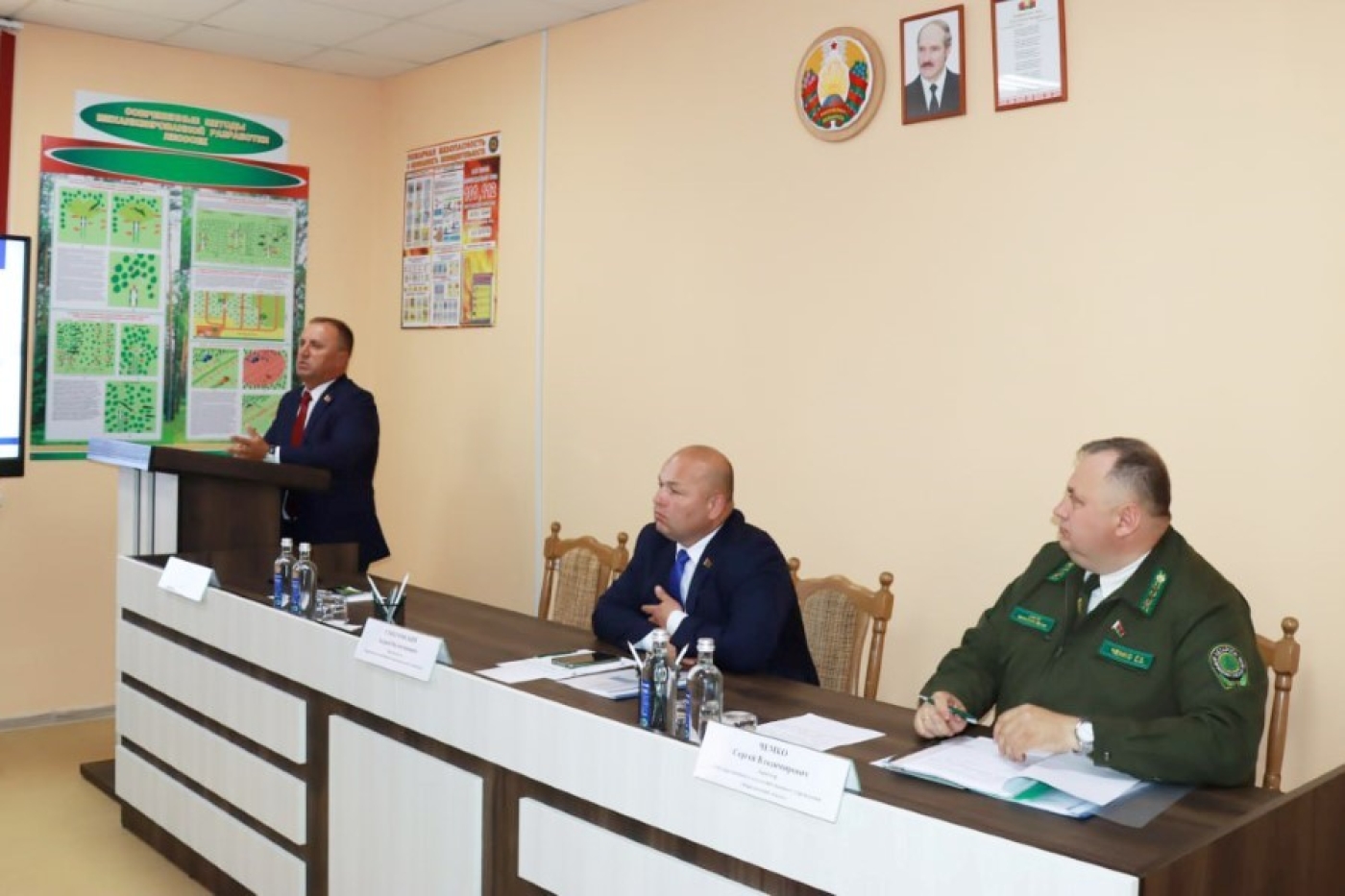 Александр Кохан встретился с коллективам лесхоза и поделился советом, как решить кадровые вопросы