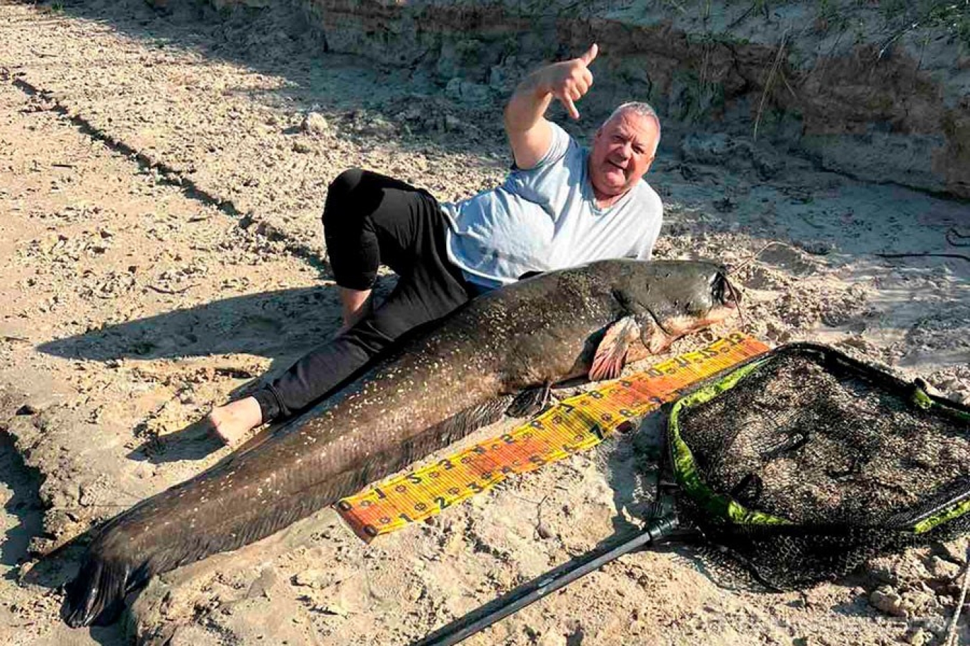 Минчанин поймал гигантского сома – такого вы еще не видели