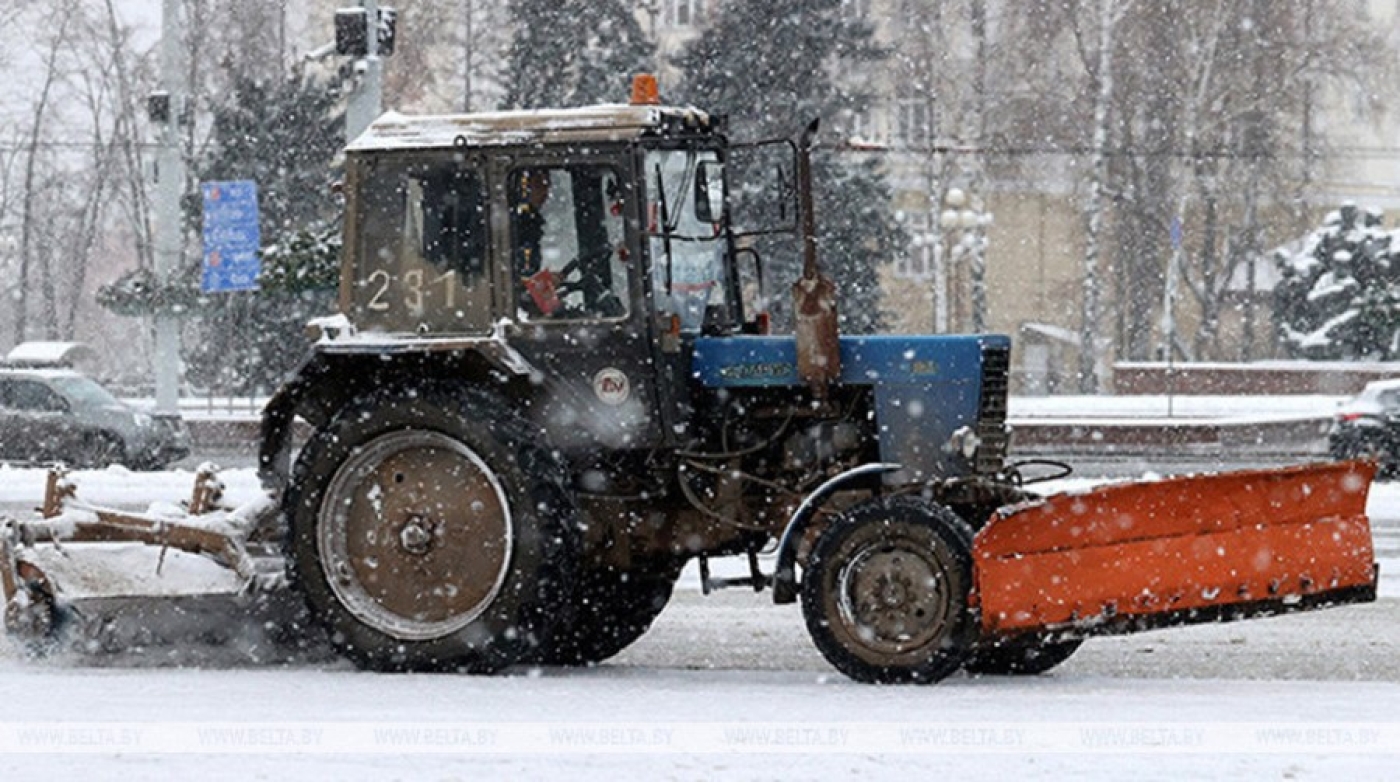 Более 3,6 тыс. работников ЖКХ убирают снег и наледь с улиц Беларуси