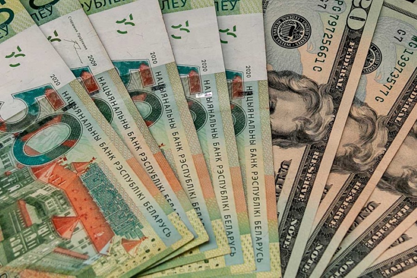 Доллар и юань подешевели, российский рубль подорожал на торгах 26 марта