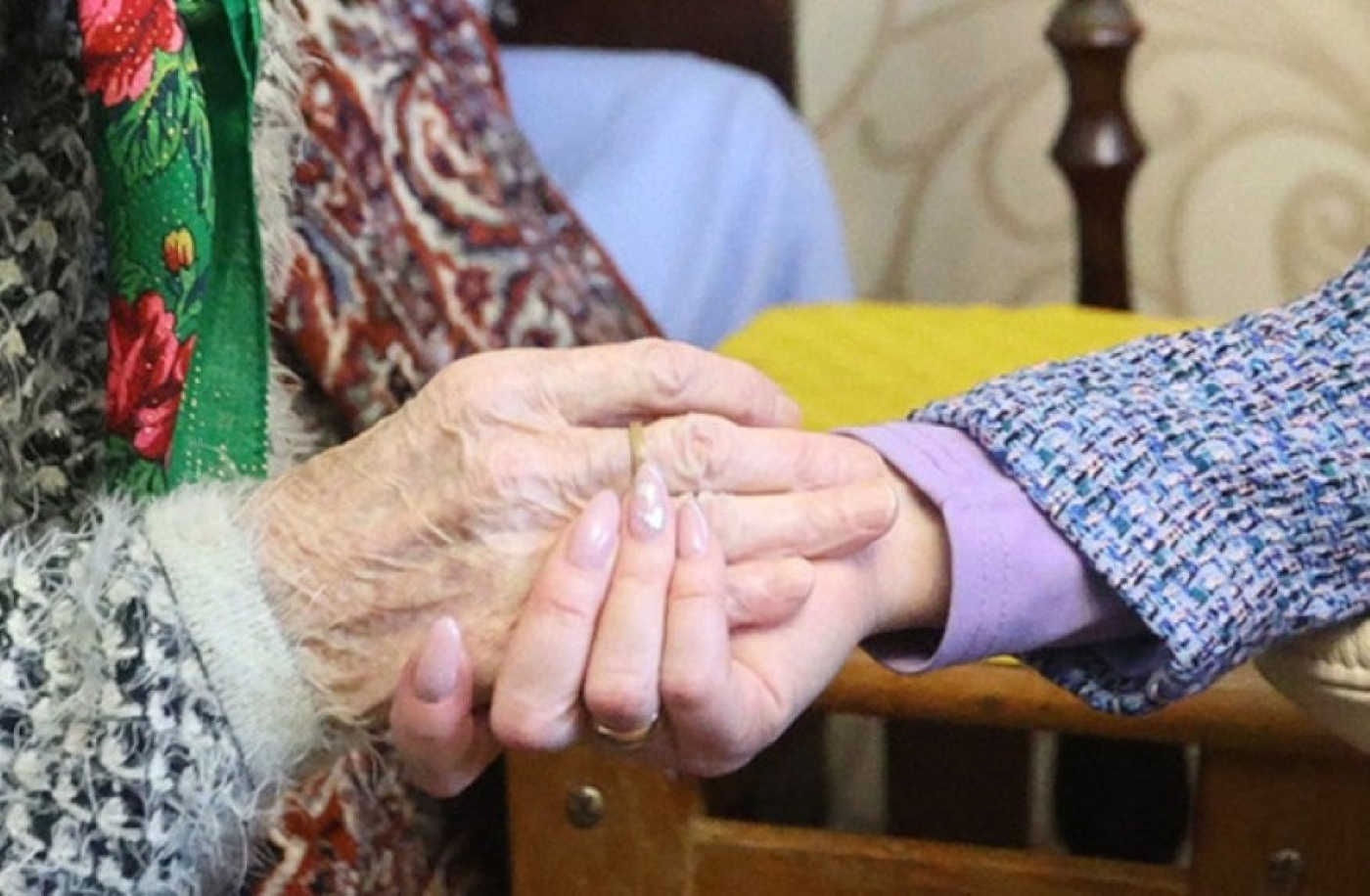 Долговременный уход на дому: что включает и кто может оформить?