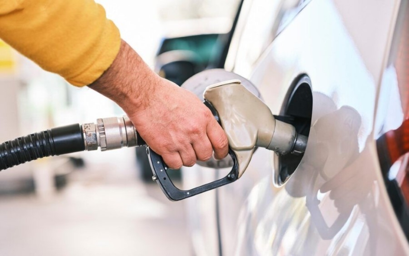 Акцизы на бензин, алкоголь и вейпы вырастут в новом году — что еще подорожает?