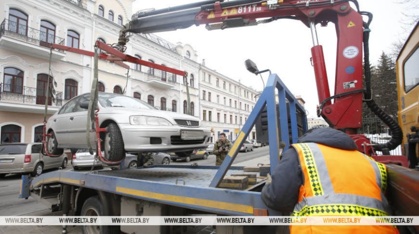 В Беларуси корректируют правила принудительной эвакуации транспорта должников
