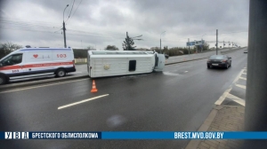 В Бресте опрокинулась маршрутка: два человека в больнице