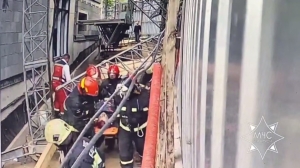 Спасатели освободили рабочего из-под упавшей мобильной платформы на стройке в Минске