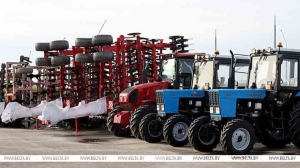 Лукашенко предупредил о жестком спросе за ненадлежащее хранение сельхозтехники