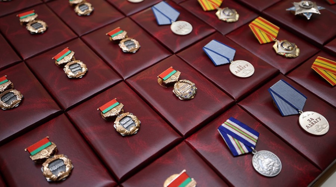 Лукашенко накануне Дня народного единства вручает госнаграды