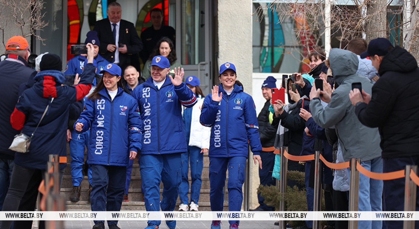 Экипажи корабля "Союз МС-25" проводили в Байконуре на космодром