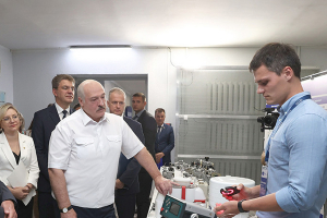 &quot;Если кто-то хочет заработать, надо шевелиться&quot;. Лукашенко рассказал, как в студенчестве по ночам разгружал вагоны