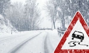 ГАИ в условиях обильного снегопада рекомендует отказаться от поездок на личном транспорте