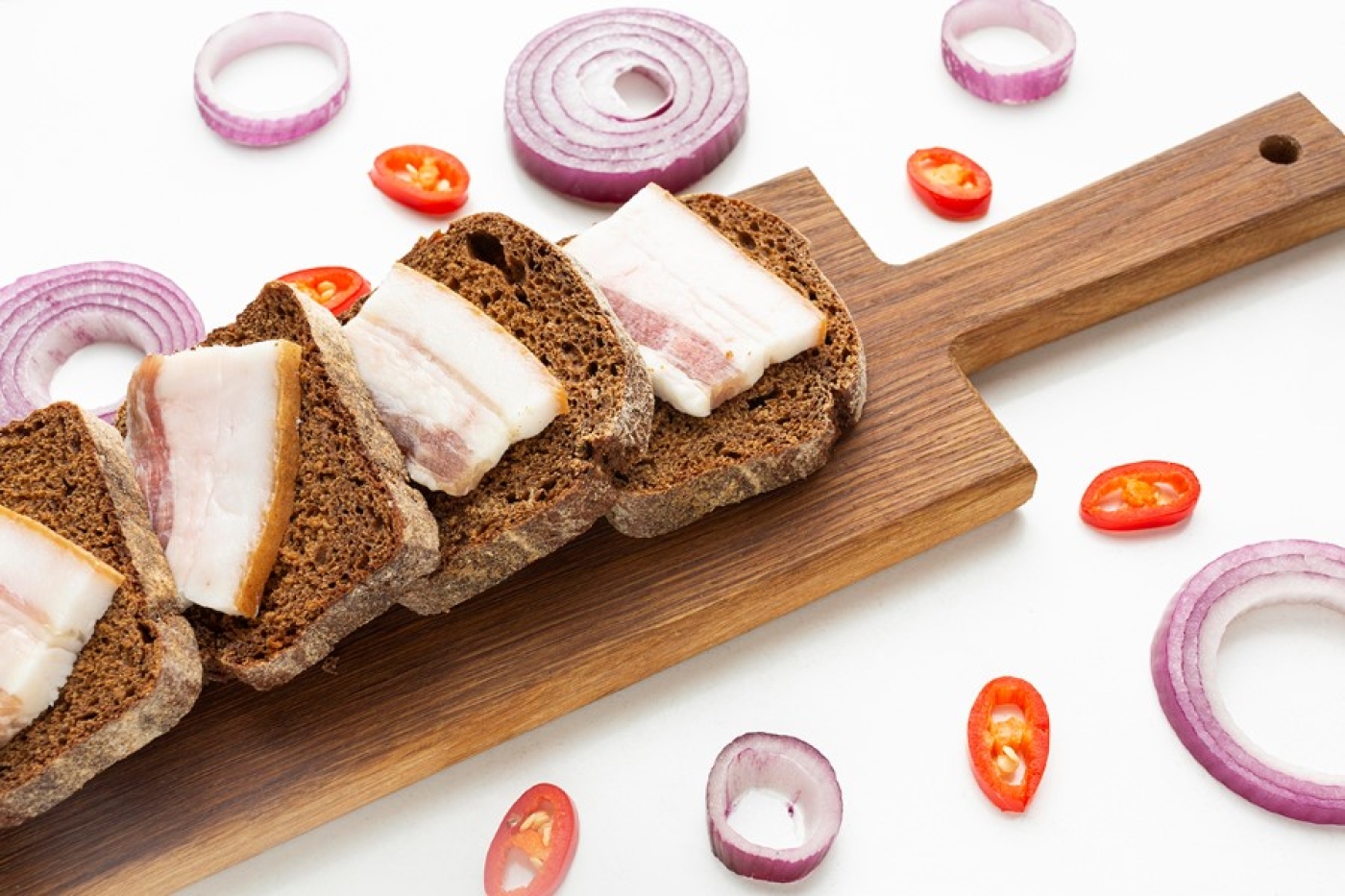 Узнали, в чем польза сала, в каком виде и количестве его употреблять