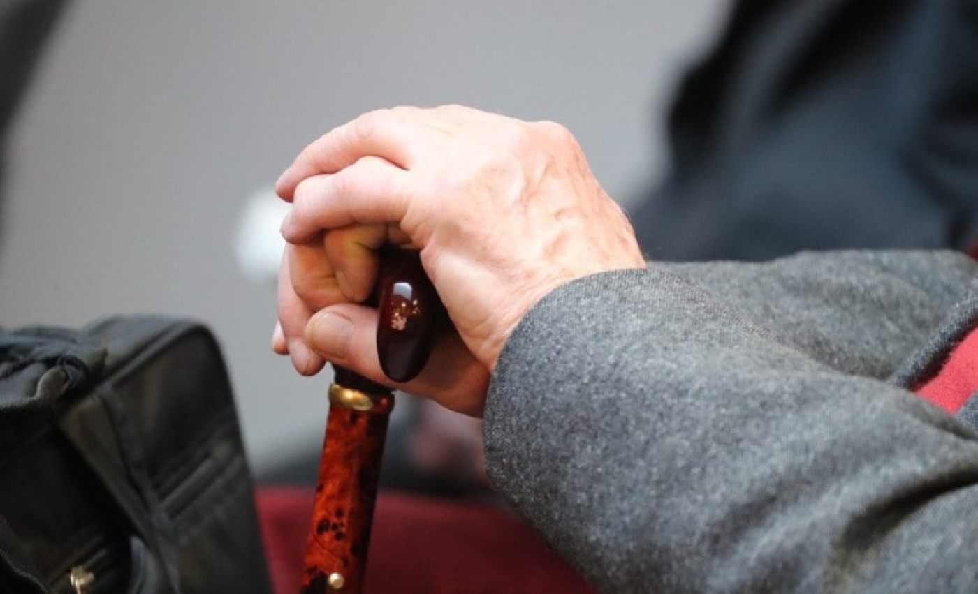 Как оформить уход за пожилым человеком старше 80 лет или инвалидом I группы, разъяснили в Минтруда