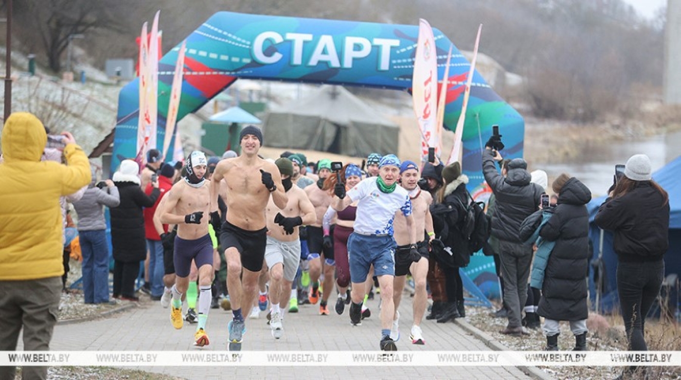 Пробежаться и окунуться в Немане. Более 100 спортсменов вышли на старт "ЗакалФэста" в Гродно