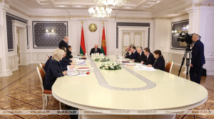 Лукашенко потребовал от правительства и банков решить проблему прохождения платежей с другими странами
