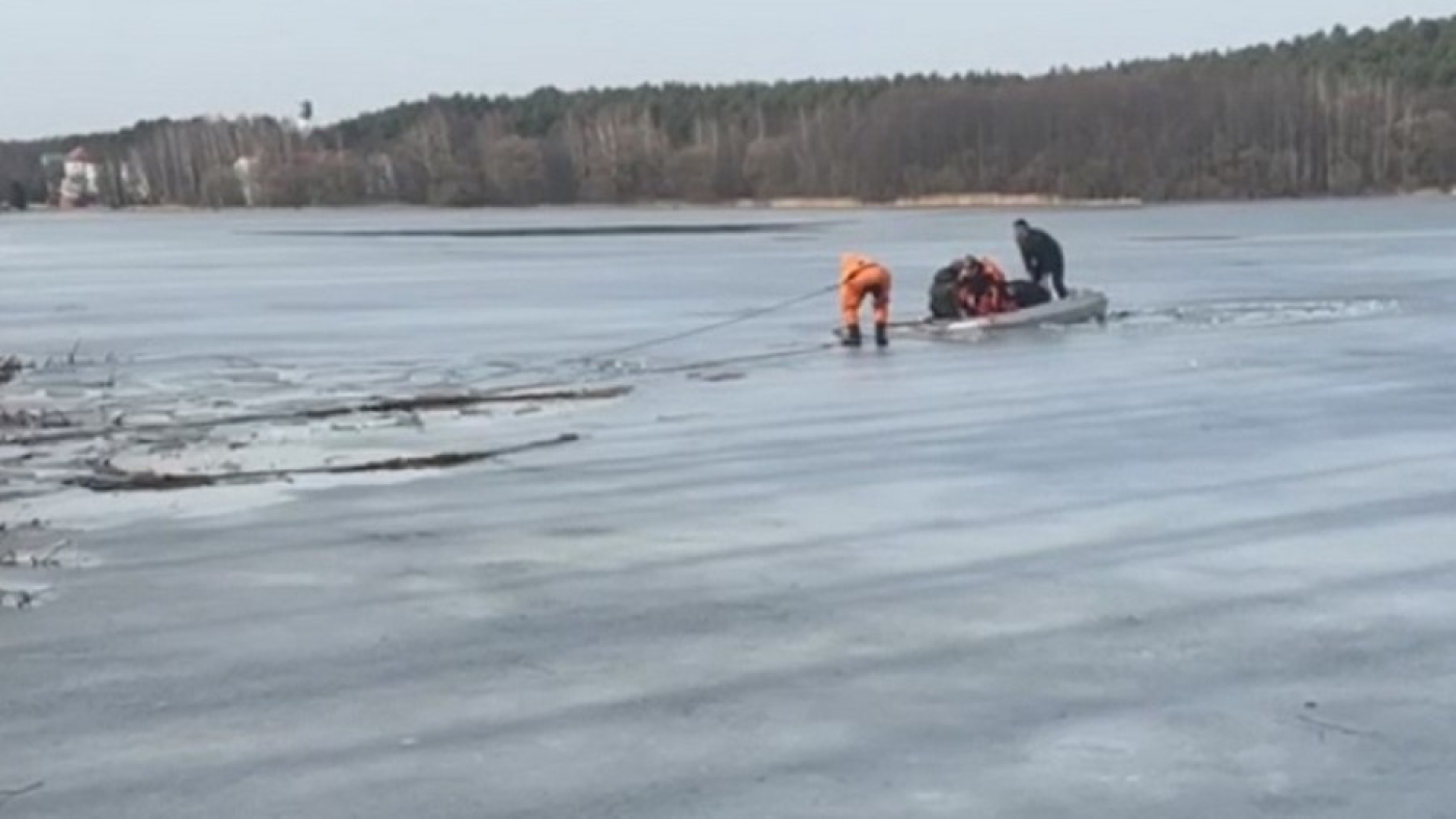 В Минском районе двое рыбаков провалились под лед, одному из них потребовалась помощь МЧС