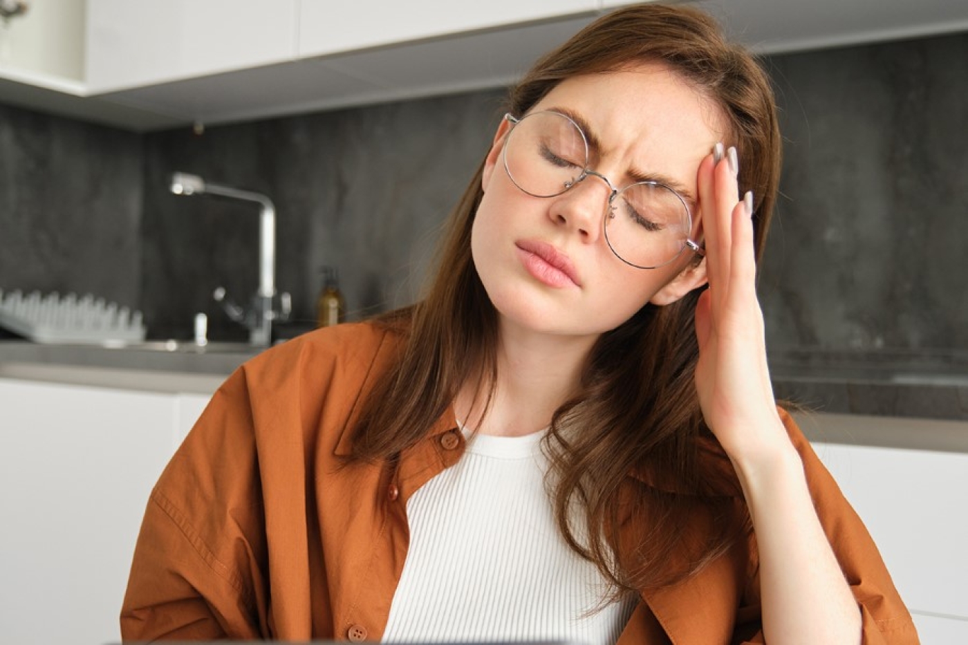 Боль в области лба: с чем это может быть связано и какое обследование важно пройти