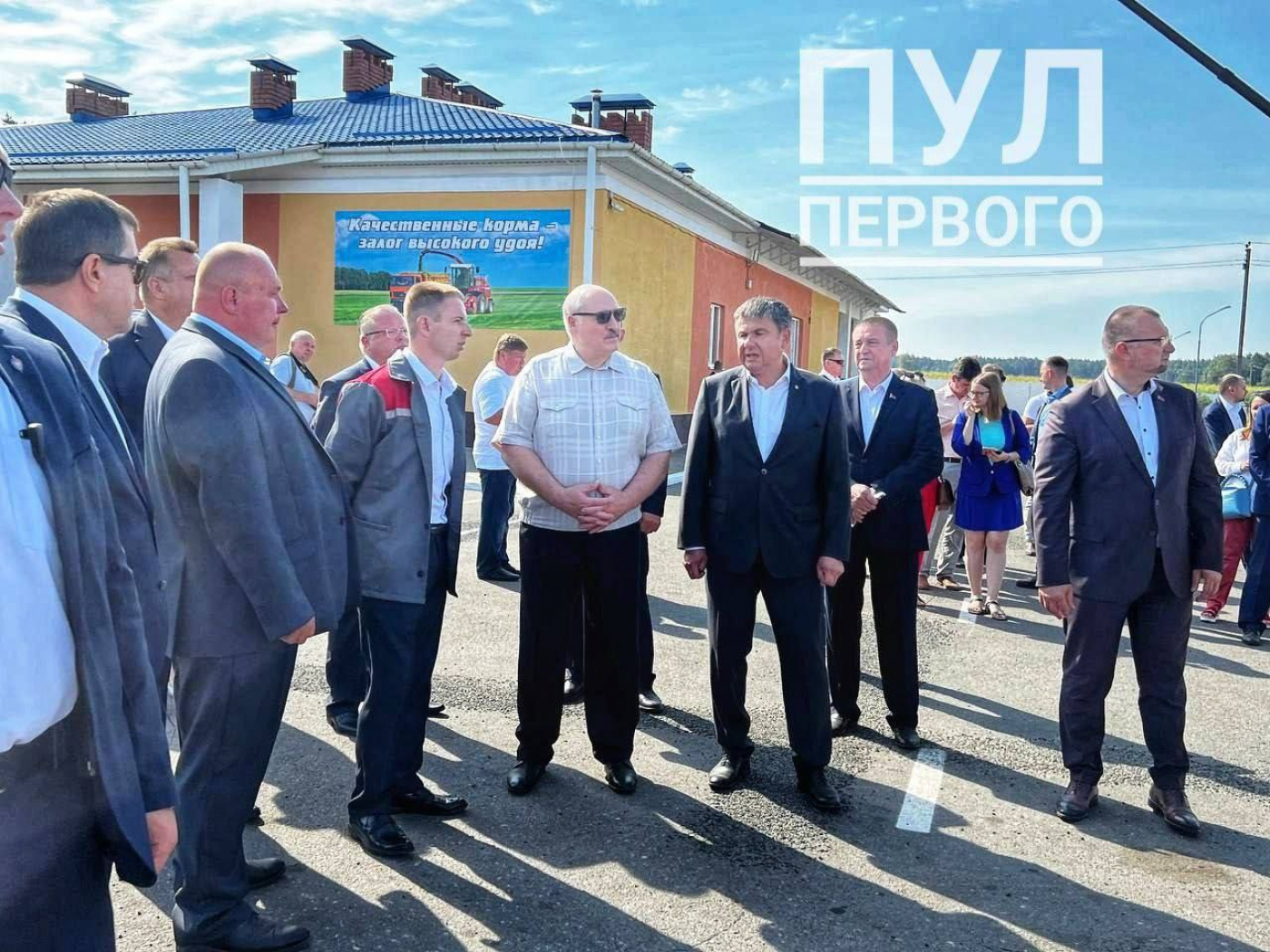 "Должны пользоваться своим!" Лукашенко потребовал от сельхозпредприятий переходить на белорусскую технику