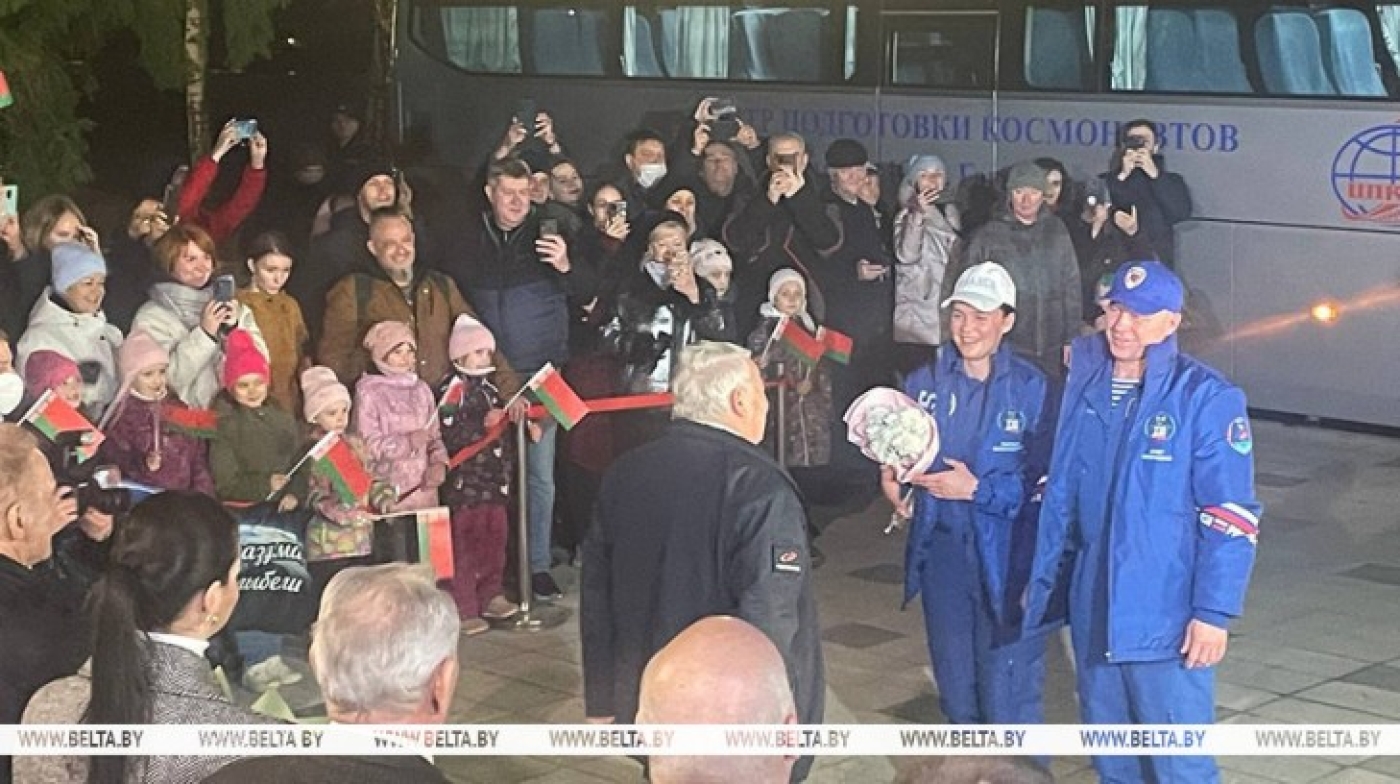 Василевская и Новицкий прибыли в Звездный городок для послеполетной реабилитации