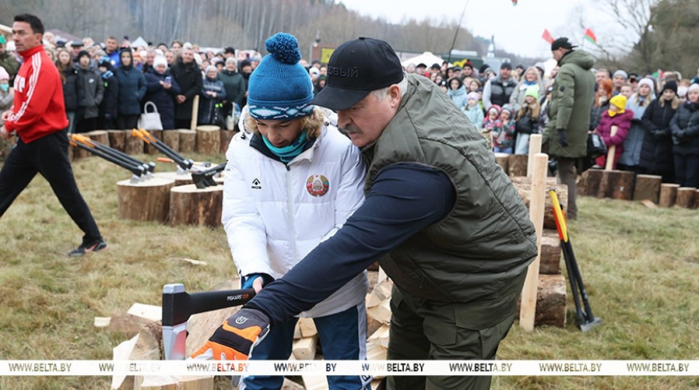 Лукашенко посетил чемпионат по колке дров среди журналистов