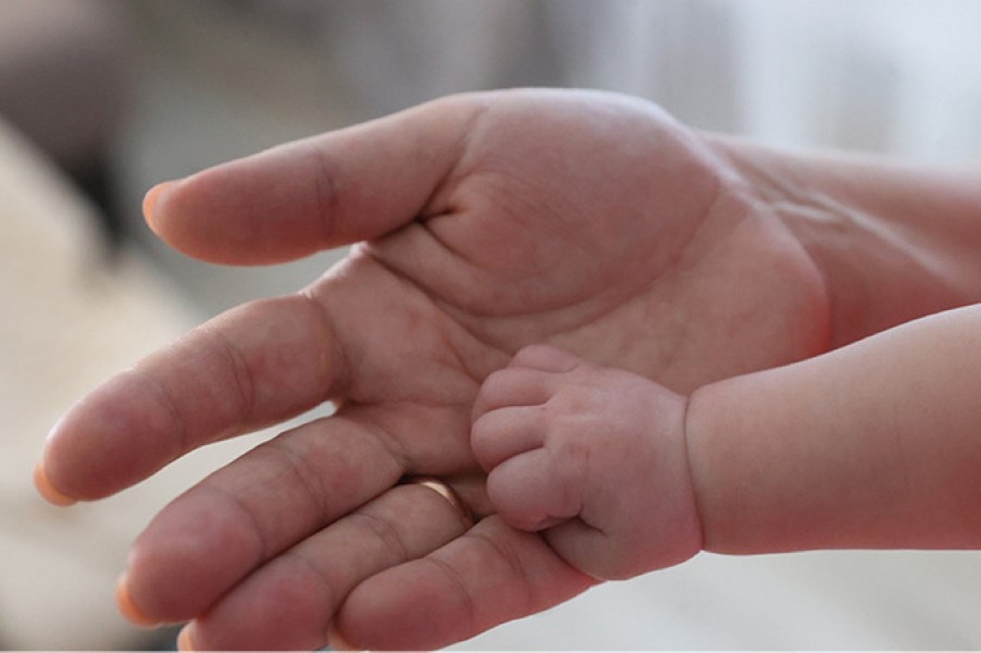 Как работа в отпуске по уходу за ребенком до трех лет влияет на выплаты, рассказали в Минтруда