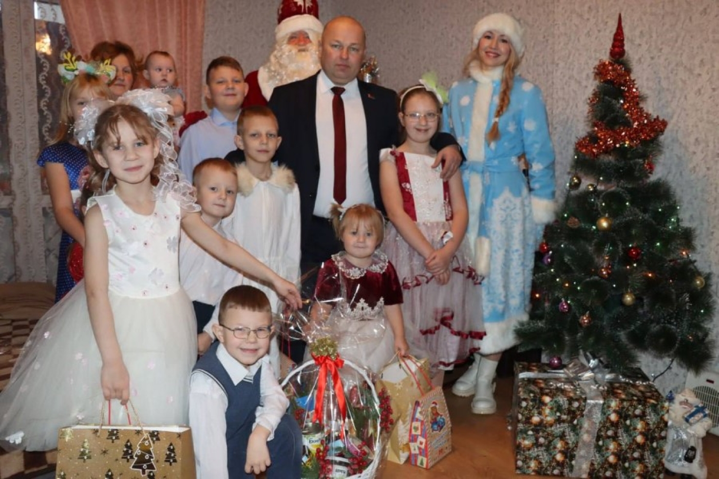 Глава района поздравил многодетную семью, где воспитывается 10 детишек