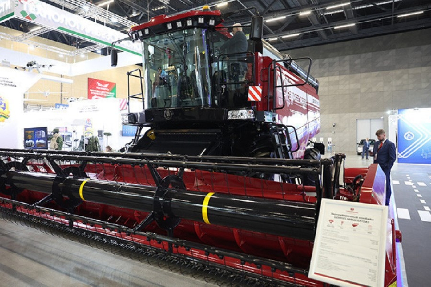 Лукашенко вручил Знак качества за "чудо-машину"