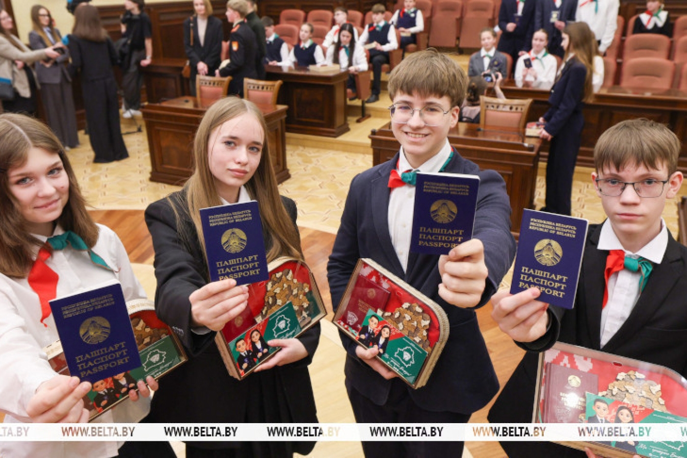 "Чувствую себя взрослым человеком". С какими эмоциями покидали Конституционный Суд ребята, получившие паспорта