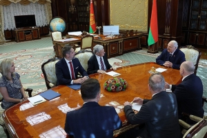 Лукашенко проводит переговоры со спецпосланником США Коулом