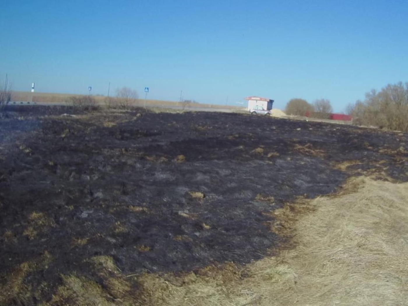 Сжигание мусора обернулось пожаром сухой растительности