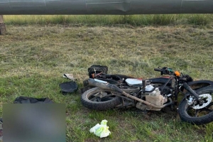 В Березовском районе мотоцикл съехал в кювет: водитель погиб, пассажир в больнице