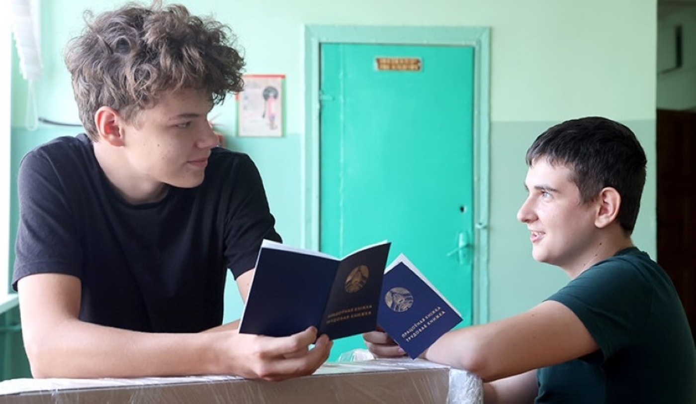 Топ сфер, где этим летом работала молодежь, назвали в Минтруда