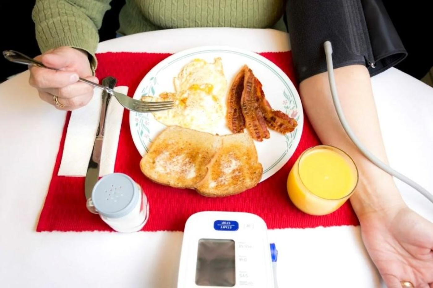 Бьется сильно сердце после еды: причины и что делать