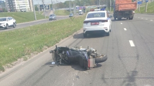 В Гродно столкнулись мотоцикл и легковушка, водитель мототранспорта травмирован