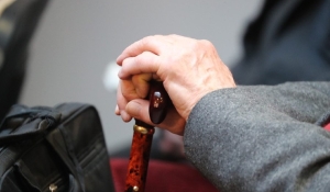 Размер пособия по уходу за человеком старше 80 лет или инвалидом I группы вырастет с 1 ноября