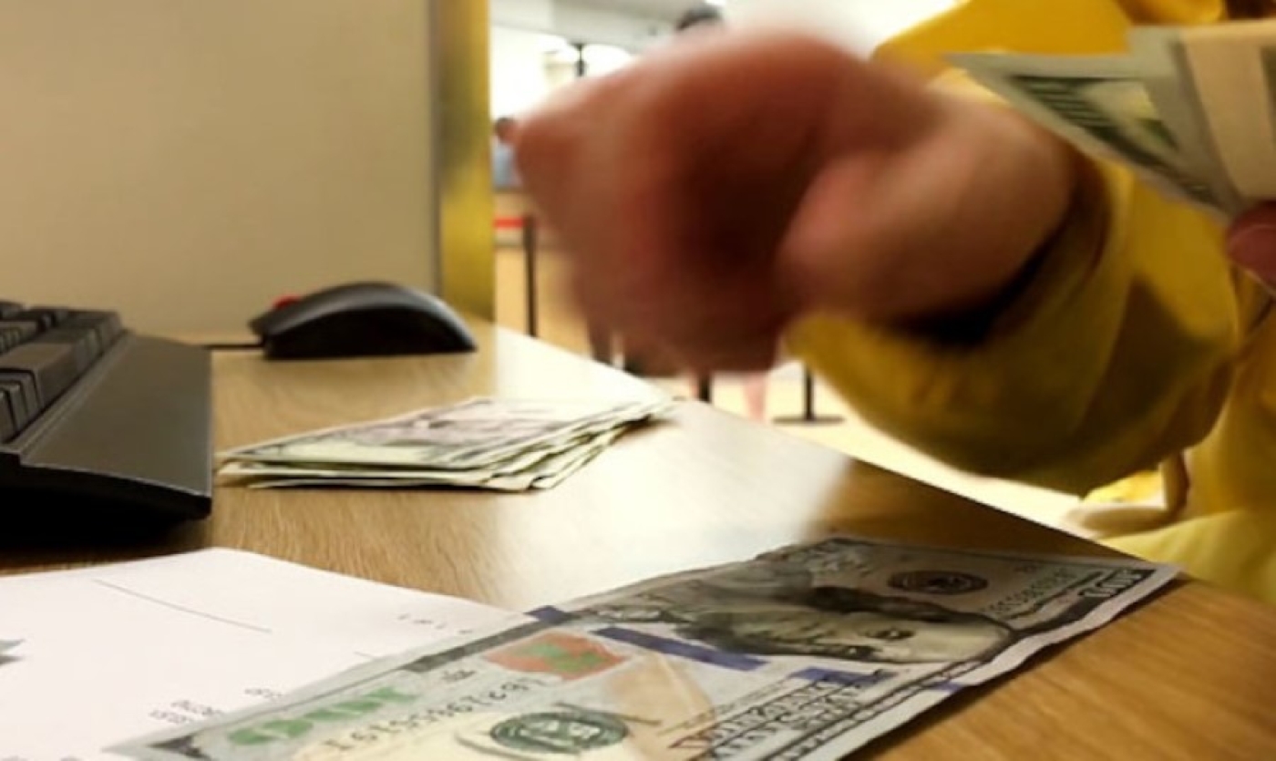 Ветхие, истрепанные, надорванные купюры. Нацбанк о случаях, когда не принимают старые доллары