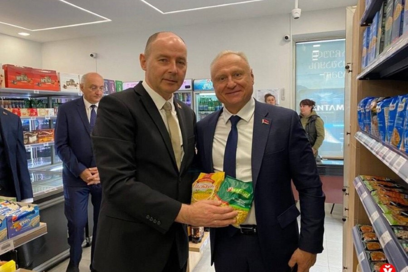 Белорусские продукты - на полках магазина в Телави
