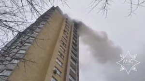 Спасатели работают на месте пожара в столичной многоэтажке
